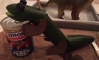 traktatie-dinosaurus-komkommer-3 traktatie-dinosaurus-komkommer-3