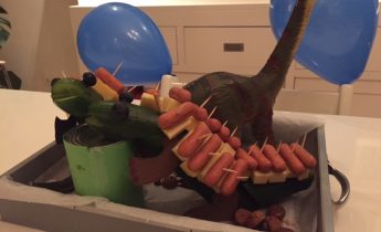 traktatie-dinosaurus-komkommer-4 traktatie-dinosaurus-komkommer-4